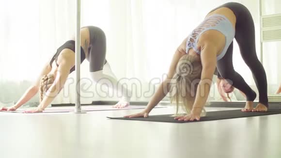 两个女人在工作室做瑜伽练习视频的预览图