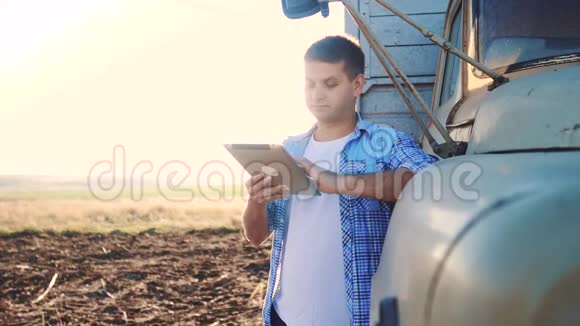 智慧农业男子农民司机站在卡车附近的数字平板电脑肖像商人农民站在视频的预览图