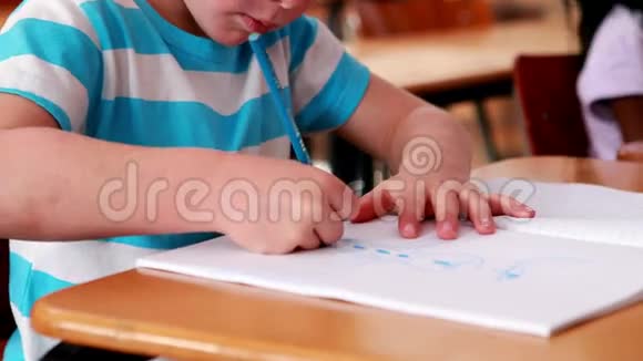 小男孩在教室里着色视频的预览图