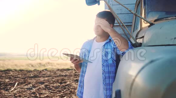 智慧农业男子农民司机站在卡车附近的数字生活方式平板电脑慢动作视频肖像视频的预览图