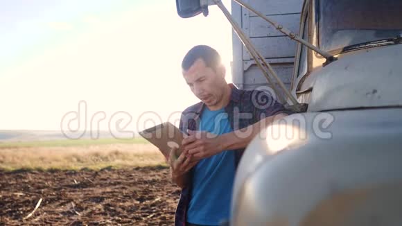 智慧农业男子农民司机站在卡车附近的数字平板电脑肖像商人农民站在视频的预览图