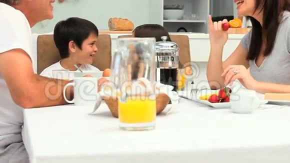 一家人在吃早餐视频的预览图