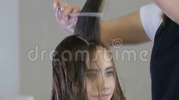 理发店青少年客户理发师理发及理发视频的预览图