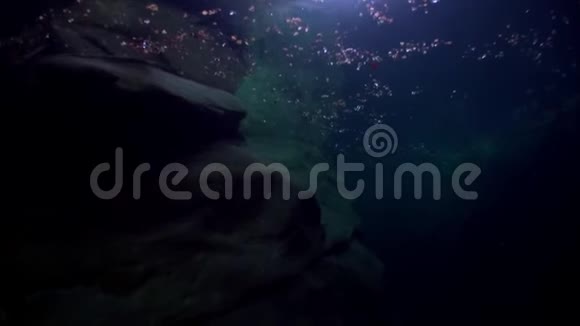 韦尔扎斯卡河水下景观在巨大光滑石头的背景上视频的预览图