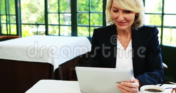 女商人使用数字平板电脑4k视频的预览图