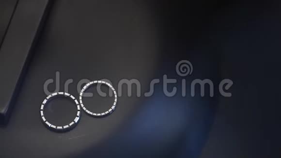 婚礼戒指宏观特写白金钻石珠宝视频的预览图