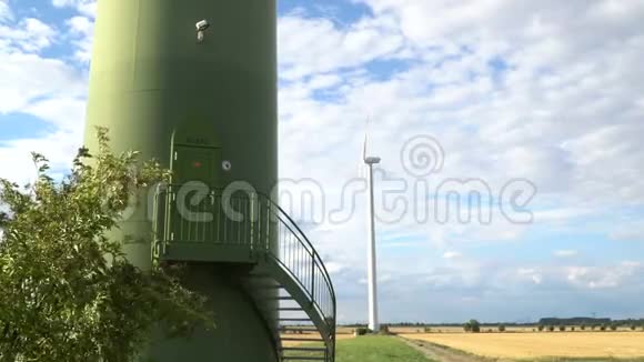 生态动力风力涡轮机发电视频的预览图