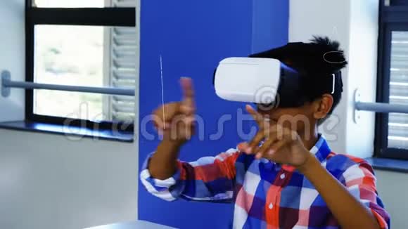 学生在VR耳机视频的预览图