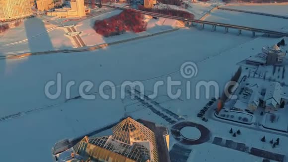 空中拍摄日落时的城市景观日出视频的预览图