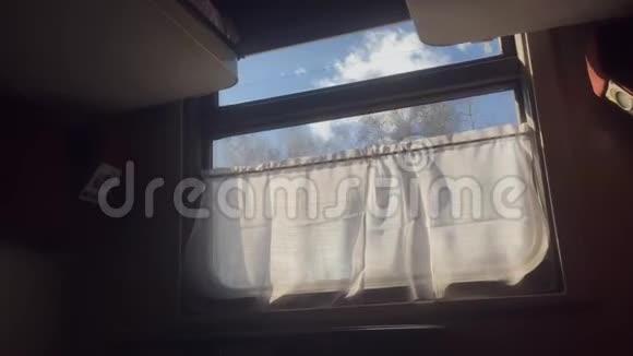 铁路旅游概念教练火车之旅从火车车窗上看到美丽的俄罗斯冬季铁路视频的预览图