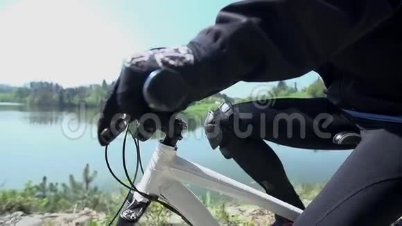 开山地自行车视频的预览图