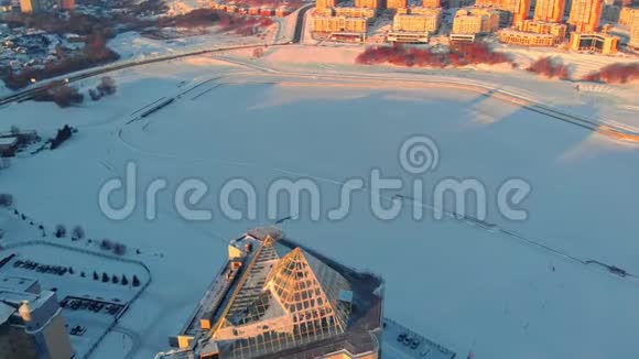 空中拍摄日落时的城市景观日出视频的预览图