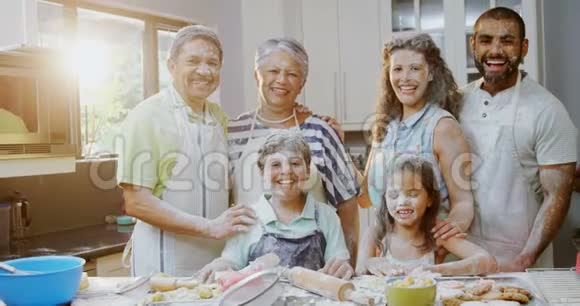幸福的家庭站在家里的厨房视频的预览图