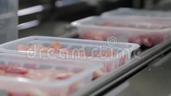 工厂生产线上的包装肉视频的预览图