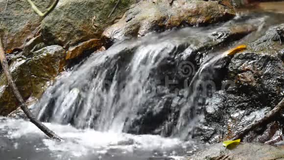 水落在河上穿过岩石和石头视频的预览图
