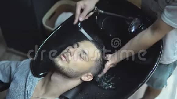 理发店的年轻帅哥视频的预览图