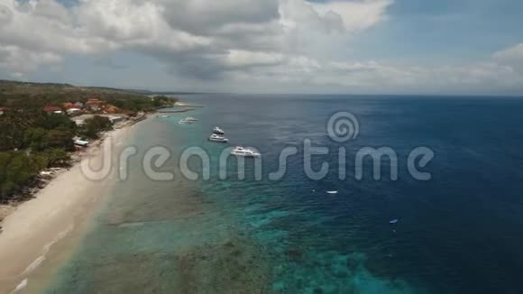 在热带岛屿上鸟瞰美丽的海滩努萨佩尼达印度尼西亚巴厘视频的预览图