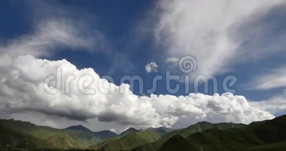 在西藏的山顶和山谷上翻滚着4k的时间推移的蓬松云视频的预览图