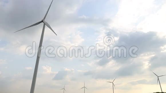 风力涡轮机用天空发电视频的预览图