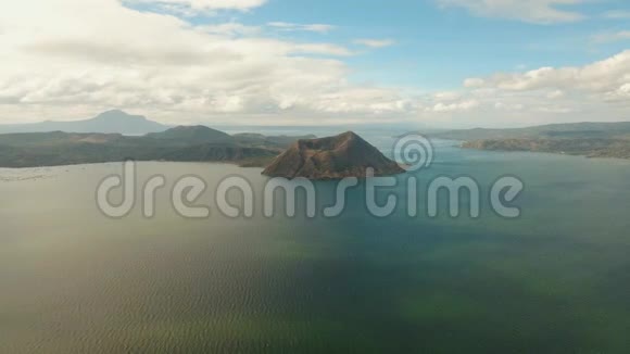 景观火山山脉和湖泊视频的预览图