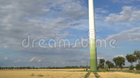生态动力风力涡轮机发电视频的预览图