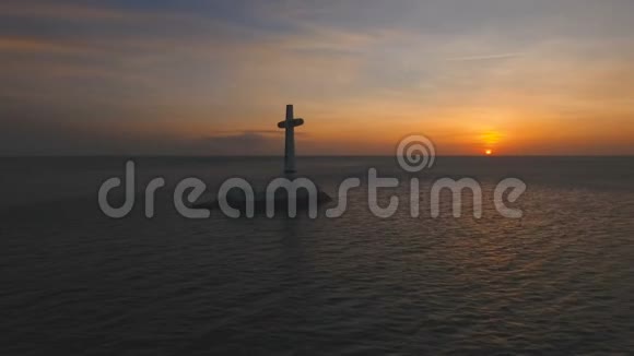日落时分天主教十字架在海里视频的预览图