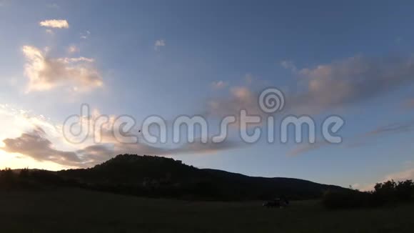 法国比利牛斯的日落和艳阳视频的预览图