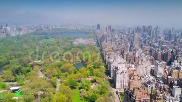 美国纽约中央公园曼哈顿上东区和西区以及曼哈顿中城的鸟瞰图视频的预览图
