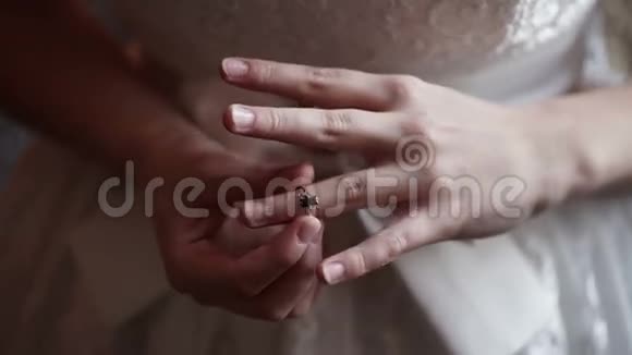 新娘戴戒指视频的预览图