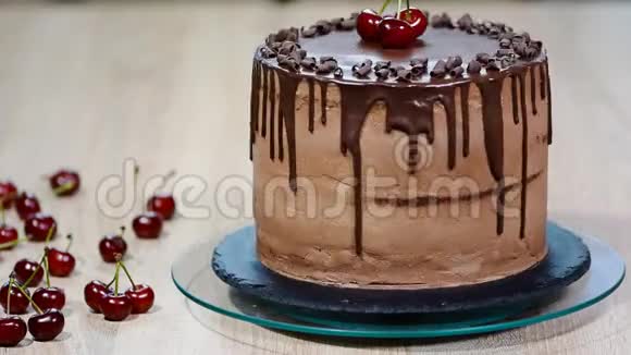 巧克力蛋糕加樱桃和巧克力奶油视频的预览图