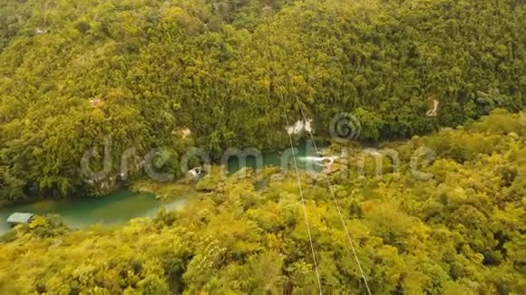 菲律宾博霍尔岛丛林中的高空滑索视频的预览图