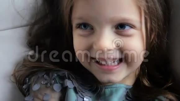 三岁穿绿色裙子的小女孩视频的预览图