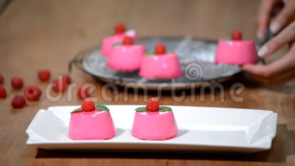 法式覆盆子慕斯蛋糕配粉红色镜面釉视频的预览图