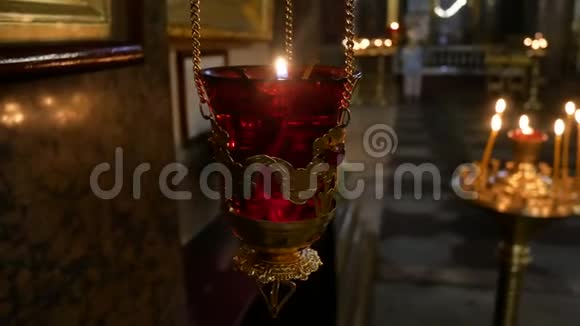 蜡烛火教堂的灯视频的预览图