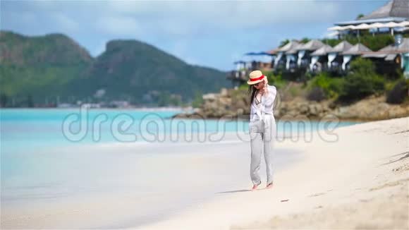 热带海滨的年轻美女海滩上的时尚女郎视频的预览图