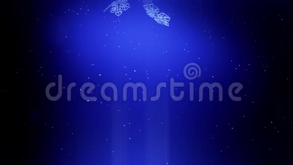 美丽的3d雪花在蓝色背景下在夜间缓慢地漂浮在空气中作为圣诞动画使用新年视频的预览图