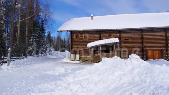 俄罗斯传统的木制农房马雷卡里村视频的预览图