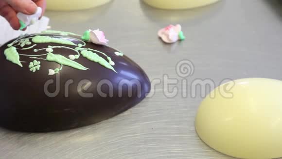 复活节巧克力蛋手糕点厨师视频的预览图