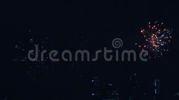 夜空中的烟花视频的预览图
