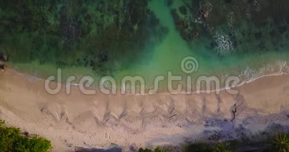 热带海滩的俯视图视频的预览图