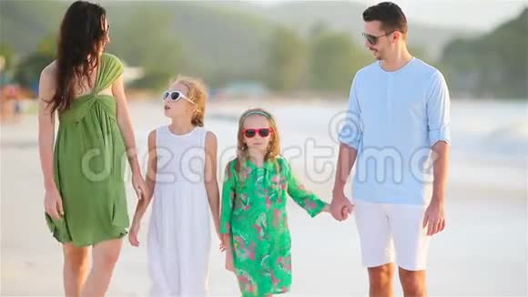 暑假期间在海滩上快乐的美丽家庭视频的预览图