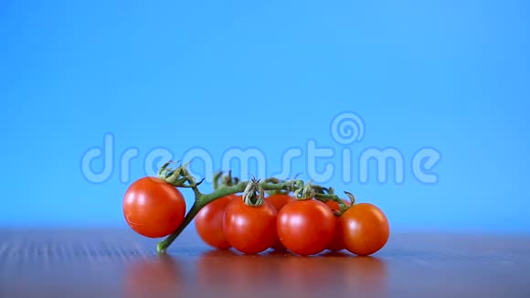 一小块成熟的红樱桃西红柿视频的预览图