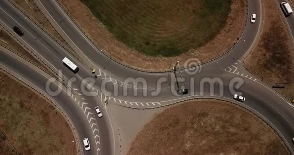 夏季交通路口的空中镜头交通十字路口日景从上方与圆圈路视频的预览图