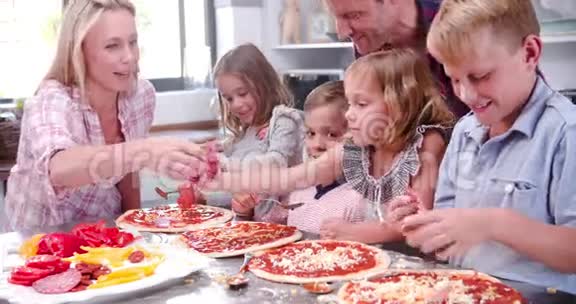 家庭一起做厨房披萨视频的预览图
