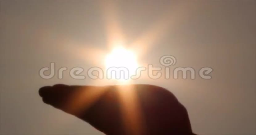 手和太阳视频的预览图