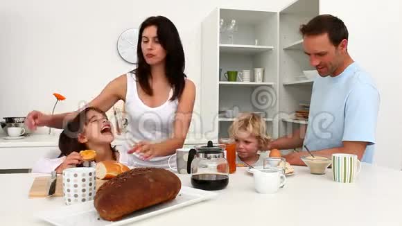 一家人一起吃早餐视频的预览图