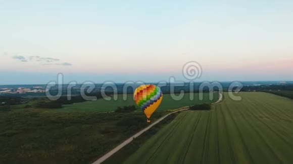 热气球在天空中飞过田野视频的预览图