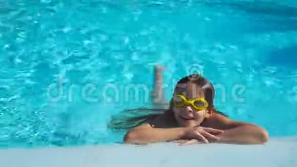 可爱的小美女在室外游泳池游泳视频的预览图