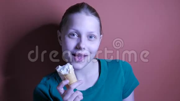 少女在吃东西视频的预览图