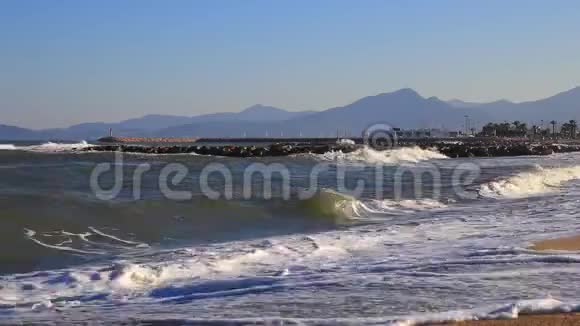 法国东比利牛斯群岛有波浪的地中海海滩视频的预览图